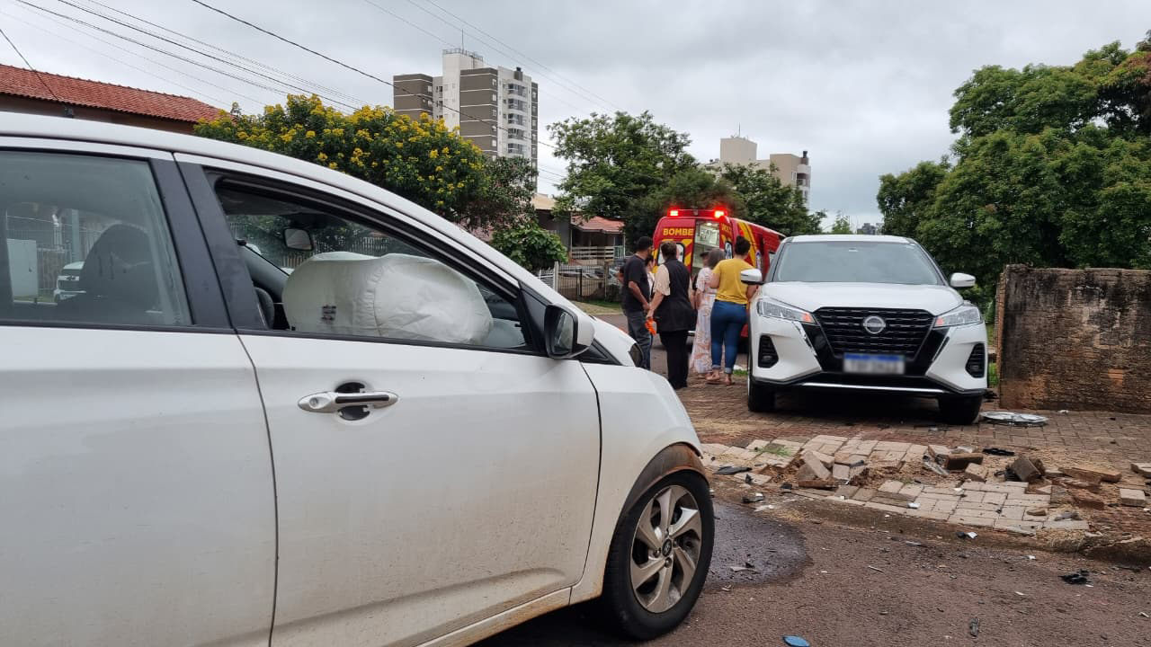 Acidente entre Kicks e HB20 mobiliza equipes de socorro em Cascavel