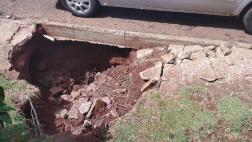 Calçada na Rua Citrino cede e moradores temem acidentes graves principalmente com idosos e crianças Calçada na Rua Citrino cede e moradores temem acidentes graves principalmente com idosos e crianças