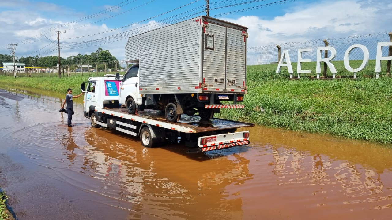 Alagamento em frente ao Aeroporto causa transtornos em Cascavel
