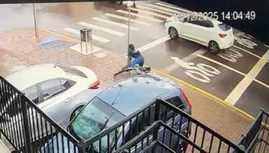 Imagem referente a Câmera mostra ciclista se chocando contra placa de sinalização no Centro de Cascavel