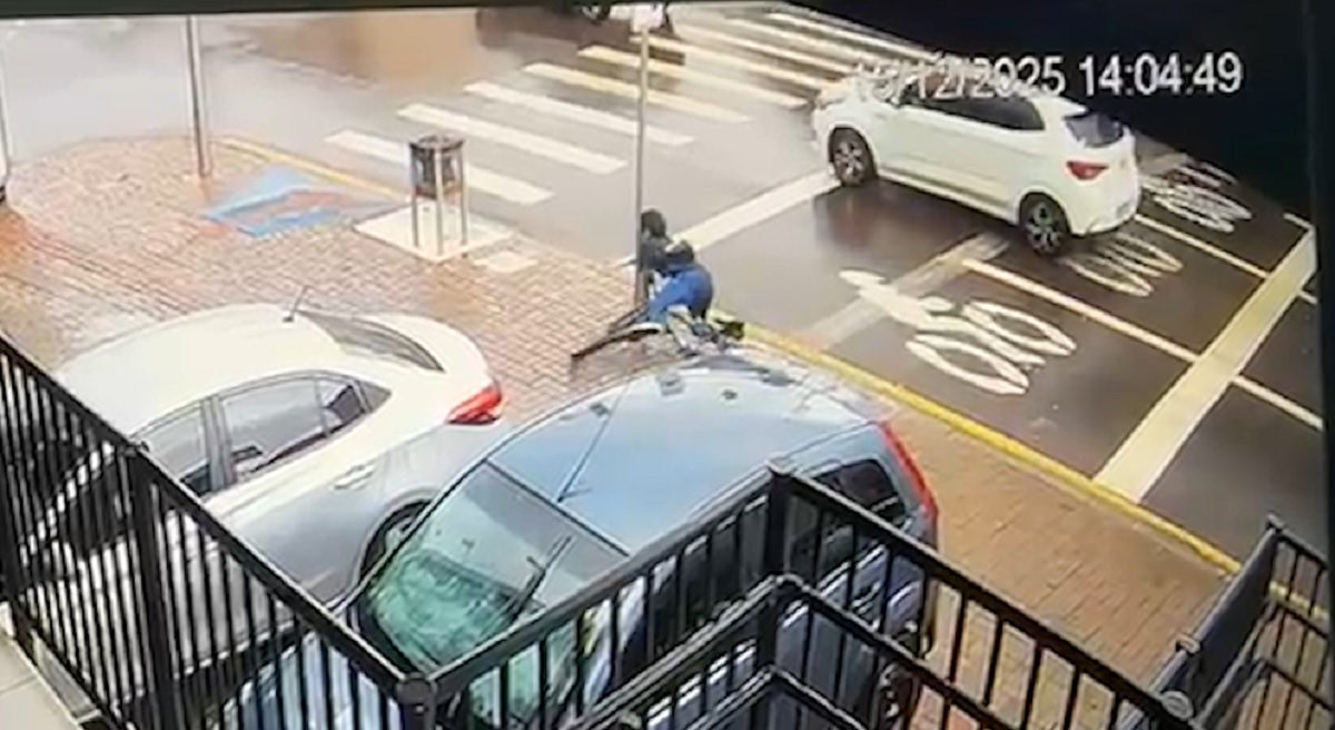 Câmera mostra ciclista se chocando contra placa de sinalização no Centro de Cascavel