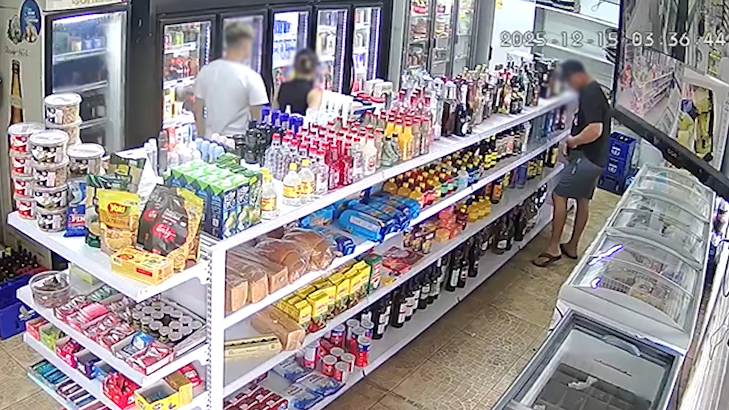 Bebida na cueca: Câmera flagra dupla furtando em estabelecimento comercial em Cascavel
