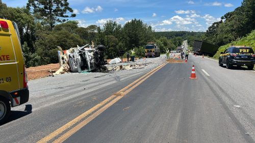 Trecho da BR-277 volta a ser interditado para retirada de caminhões que bateram de frente em Fernandes Pinheiro Trecho da BR-277 volta a ser interditado para retirada de caminhões que bateram de frente em Fernandes Pinheiro