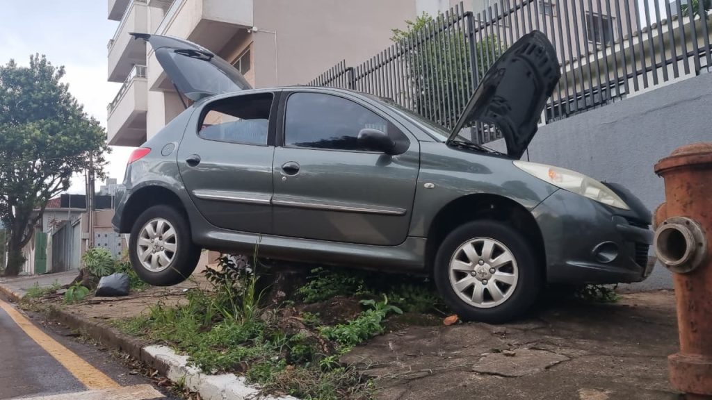 Com falha nos freios, Peugeot vai parar na calçada para evitar acidente no Centro de Cascavel