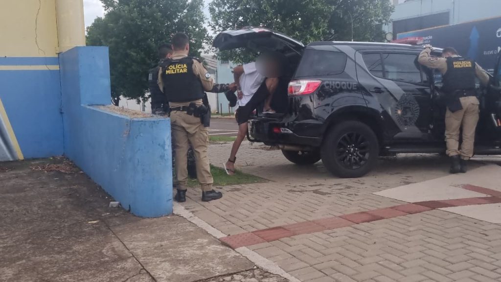 Correria policial na Avenida Tancredo Neves: Trio em Tucson é abordado e jovem acaba detido Correria policial na Avenida Tancredo Neves: Trio em Tucson é abordado e jovem acaba detido