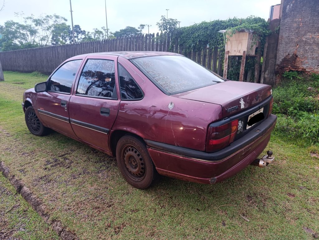 Dupla armada assalta mercearia no Universitário; Motorista suspeita de ajudar na fuga é detida Dupla armada assalta mercearia no Universitário; Motorista suspeita de ajudar na fuga é detida