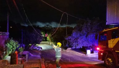 Corpo de Bombeiros atende ocorrência de curto-circuito em fio da rede elétrica na Vila Tolentino, em Cascavel Imagem referente a Corpo de Bombeiros atende ocorrência de curto-circuito em fio da rede elétrica na Vila Tolentino, em Cascavel
