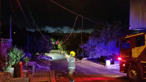 Corpo de Bombeiros atende ocorrência de curto-circuito em fio da rede elétrica na Vila Tolentino, em Cascavel Imagem referente a Corpo de Bombeiros atende ocorrência de curto-circuito em fio da rede elétrica na Vila Tolentino, em Cascavel