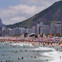 Sambistas farão shows na praia de Copacabana em janeiro Imagem referente a Sambistas farão shows na praia de Copacabana em janeiro