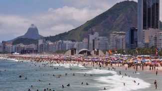 Sambistas farão shows na praia de Copacabana em janeiro Sambistas farão shows na praia de Copacabana em janeiro