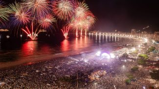 Metrô inicia venda de bilhete para réveillon na praia de Copacabana Metrô inicia venda de bilhete para réveillon na praia de Copacabana