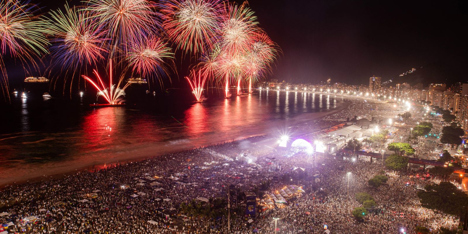 Metrô inicia venda de bilhete para réveillon na praia de Copacabana Metrô inicia venda de bilhete para réveillon na praia de Copacabana