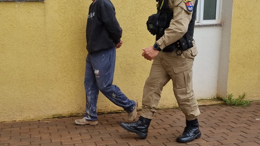 Homem de 22 anos é preso por violência doméstica psicológica em Cascavel