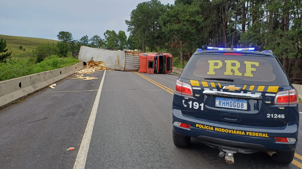 Tombamento de caminhão interdita totalmente a BR-277 na divisa entre Balsa Nova e Porto Amazonas