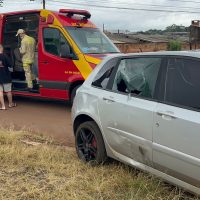Jovem de 20 anos fica ferida após acidente entre moto e carro no Jardim Veneza Imagem referente a Jovem de 20 anos fica ferida após acidente entre moto e carro no Jardim Veneza