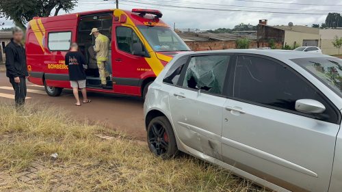Jovem de 20 anos fica ferida após acidente entre moto e carro no Jardim Veneza Imagem referente a Jovem de 20 anos fica ferida após acidente entre moto e carro no Jardim Veneza