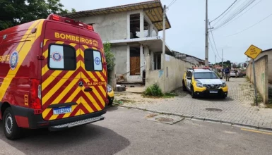 Adolescente com moto furtada reage à abordagem, tenta chutar rosto de policial e acaba baleado Imagem referente a Adolescente com moto furtada reage à abordagem, tenta chutar rosto de policial e acaba baleado