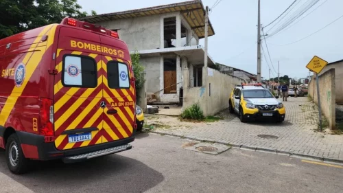 Adolescente com moto furtada reage à abordagem, tenta chutar rosto de policial e acaba baleado Imagem referente a Adolescente com moto furtada reage à abordagem, tenta chutar rosto de policial e acaba baleado