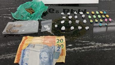 Mulher com bebê no colo é presa em posse de drogas após ação da PM no Interlagos Imagem referente a Mulher com bebê no colo é presa em posse de drogas após ação da PM no Interlagos