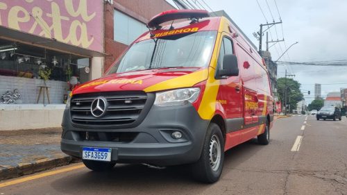 Mulher é socorrida pelo Siate após cair na calçada na Rua Rio Grande do Sul Imagem referente a Mulher é socorrida pelo Siate após cair na calçada na Rua Rio Grande do Sul