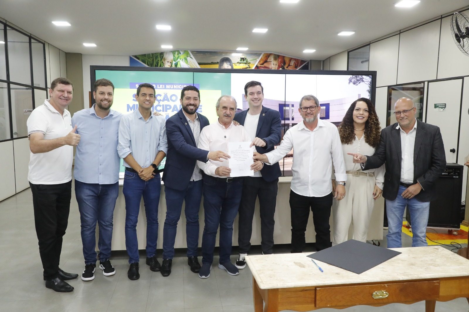 Prefeitura de Cascavel doa terrenos ao Estado e regulariza imóveis de 17 colégios estaduais Prefeitura de Cascavel doa terrenos ao Estado e regulariza imóveis de 17 colégios estaduais