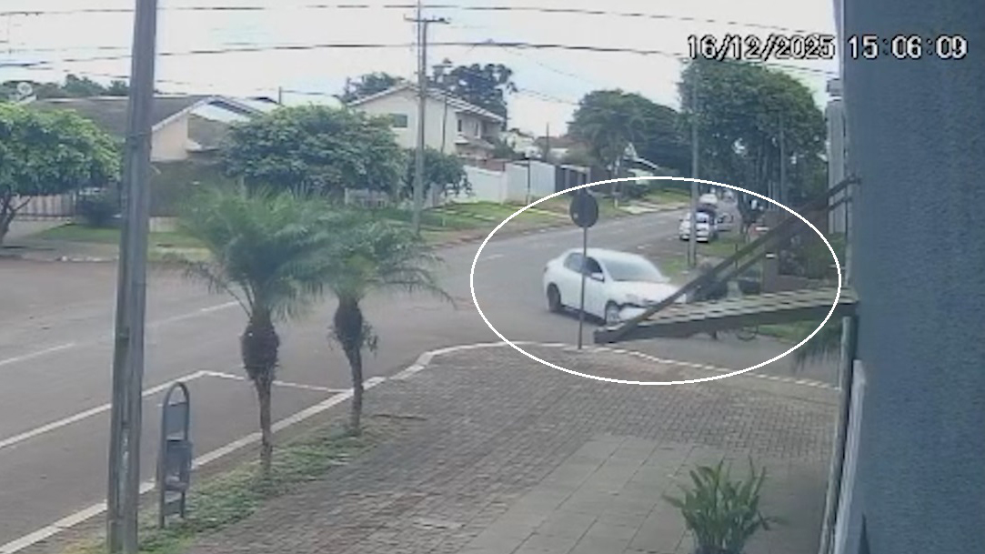 Câmera registra acidente entre motocicleta e Renault Logan na Região do Lago, em Cascavel