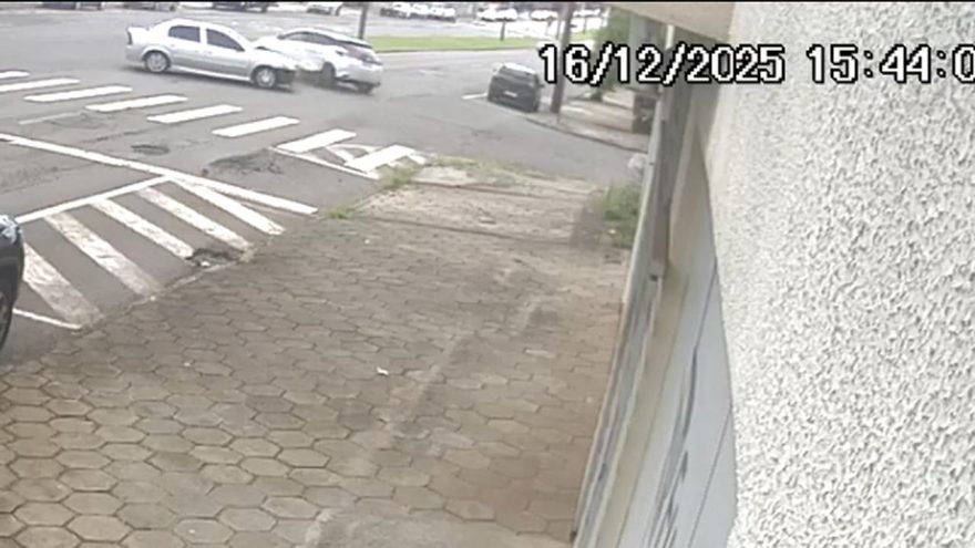 Pancada entre Yaris e Astra é registrada por câmera de segurança