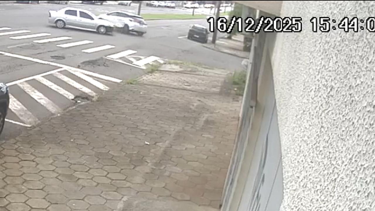 Pancada entre Yaris e Astra é registrada por câmera de segurança