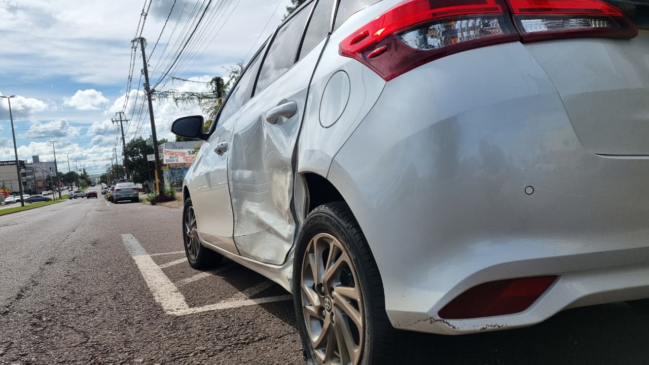 Acidente entre Yaris e Astra é registrado no Bairro Coqueiral, em Cascavel