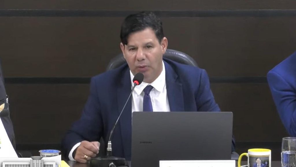 “Tá bravo? Problema é teu!”: discussão entre vereadores agita sessão “Tá bravo? Problema é teu!”: discussão entre vereadores agita sessão