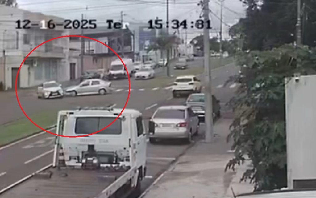 Por outro ângulo: Câmera flagra batida entre Yaris e Astra no bairro Coqueiral