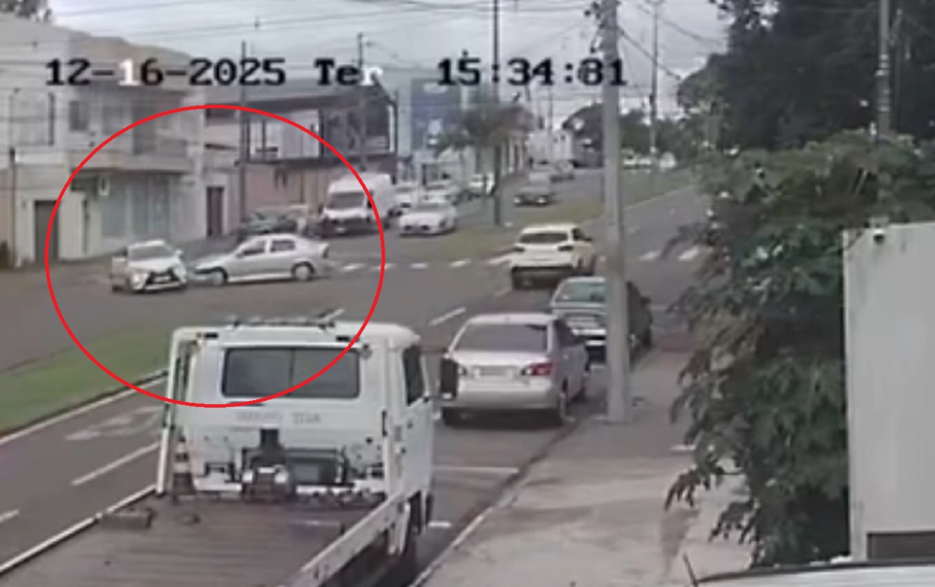 Por outro ângulo: Câmera flagra batida entre Yaris e Astra no bairro Coqueiral