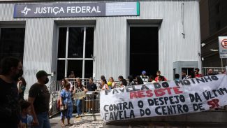 Moradores da Favela do Moinho protestam contra demolições e despejos