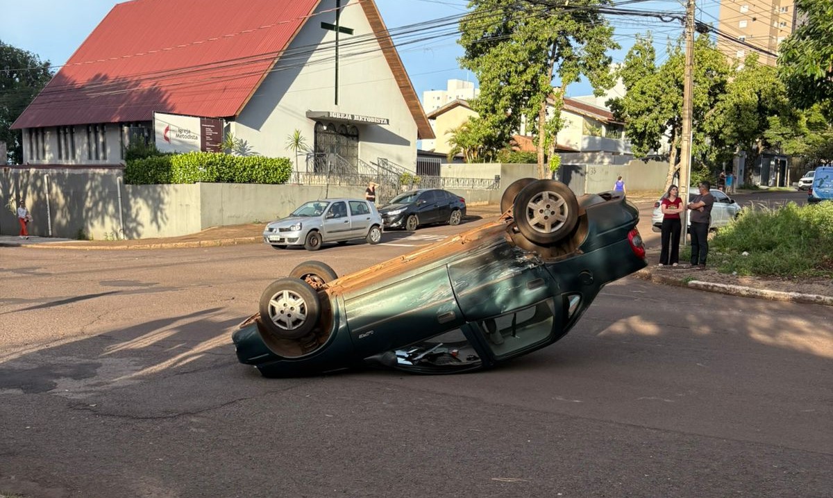 Corsa capota após colidir contra Polo no Centro de Cascavel