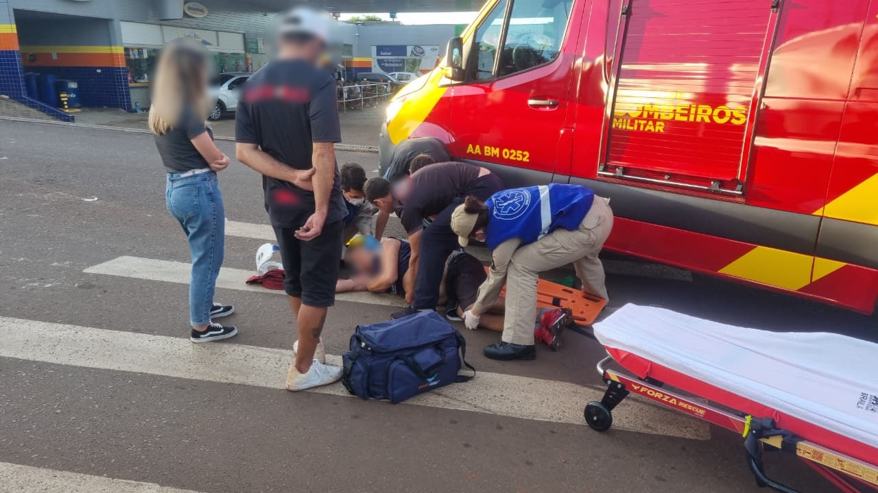 Pedestre é atropelado por Ford Ka na Avenida Tito Muffato, em Cascavel