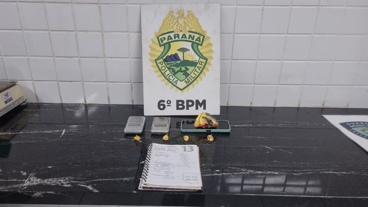 Choque flagra homem com cocaína, balanças e caderno do tráfico no Bairro Cancelli