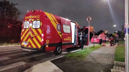 Carro bate em moto, motorista foge e jovem sofre fratura grave em Curitiba Imagem referente a Carro bate em moto, motorista foge e jovem sofre fratura grave em Curitiba