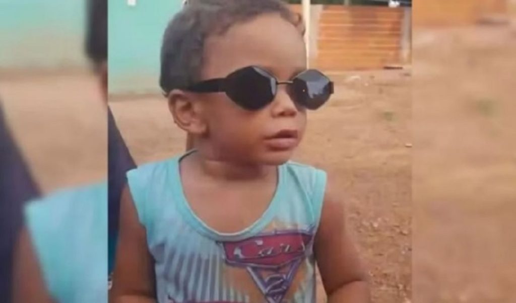 Foguete invade carro e mata menino de 2 anos durante viagem em Goiás