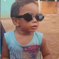 Foguete invade carro e mata menino de 2 anos durante viagem em Goiás Imagem referente a Foguete invade carro e mata menino de 2 anos durante viagem em Goiás