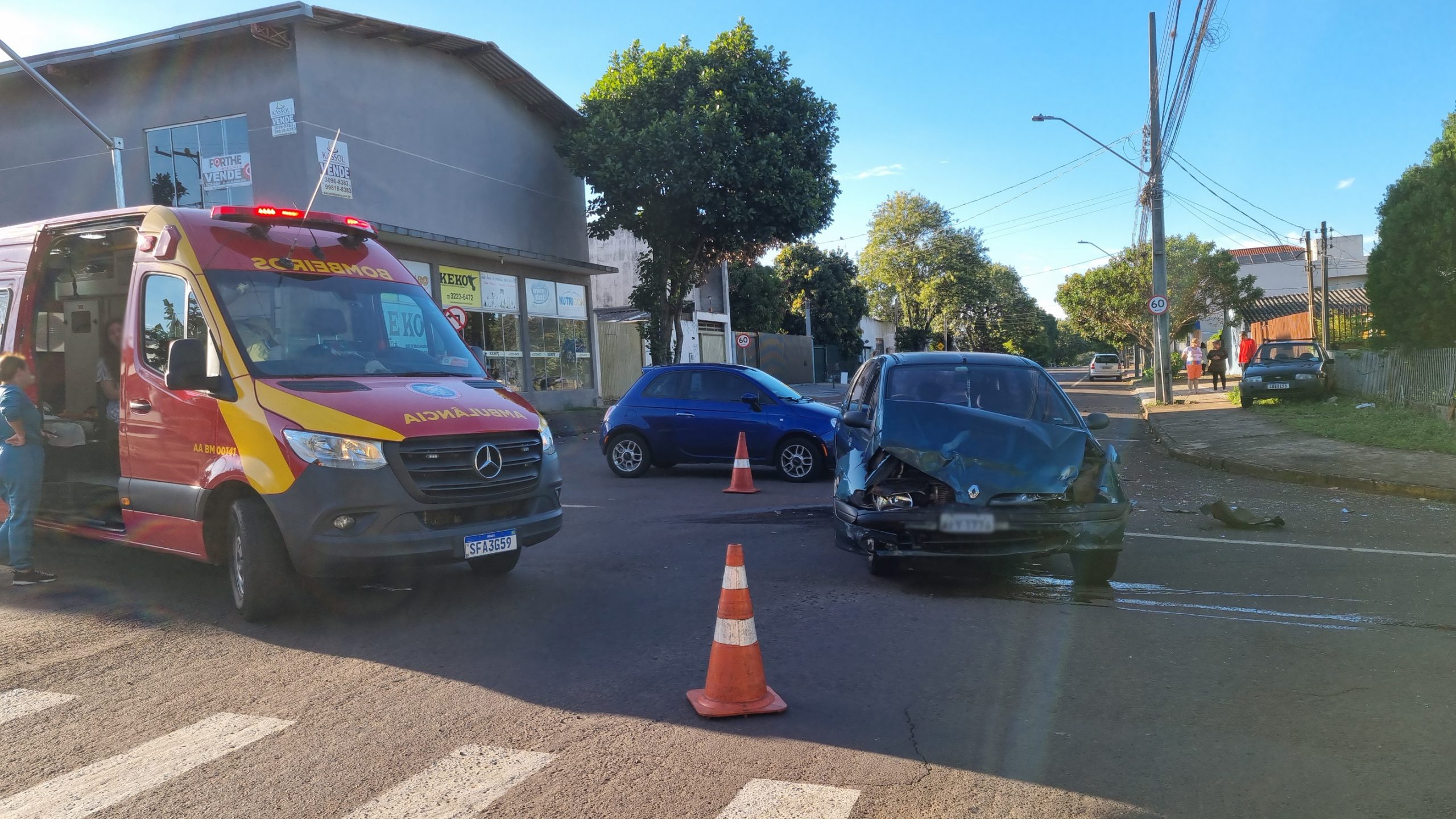 Acidente entre Fiesta e Scenic deixa dois feridos no Bairro Parque São Paulo