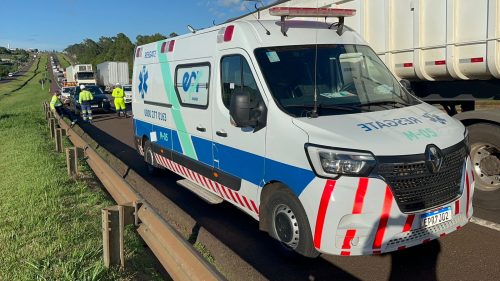 Ciclista sofre lesão na cabeça após ser atingido por Audi Q3 na BR-277, em Cascavel Imagem referente a Ciclista sofre lesão na cabeça após ser atingido por Audi Q3 na BR-277, em Cascavel