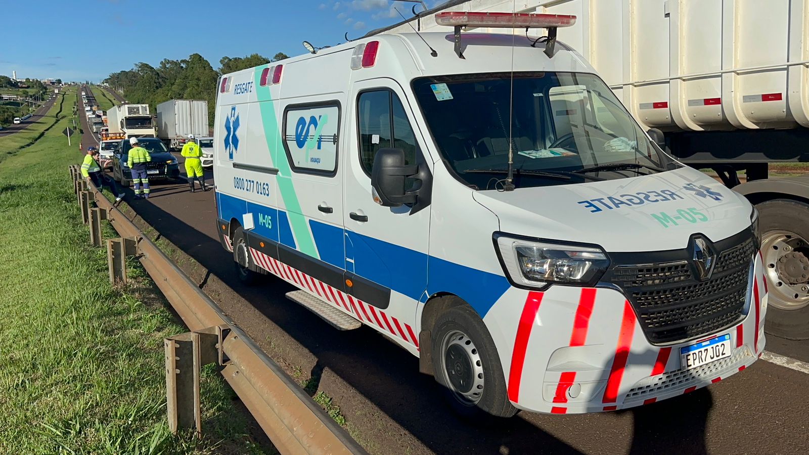 Ciclista sofre lesão na cabeça após ser atingido por Audi Q3 na BR-277, em Cascavel
