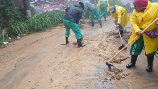 Temporal faz Petrópolis emitir alerta extremo e fechar escolas e lojas