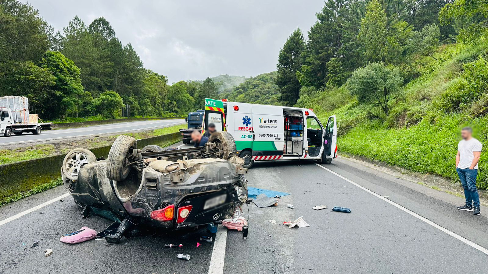 Capotamento na BR-116 deixa duas vítimas e provoca fila de mais de 15 Km