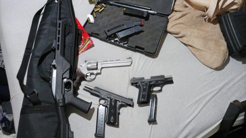 PCPR prende suspeito de homicídio e apreende cinco armas em Curitiba PCPR prende suspeito de homicídio e apreende cinco armas em Curitiba