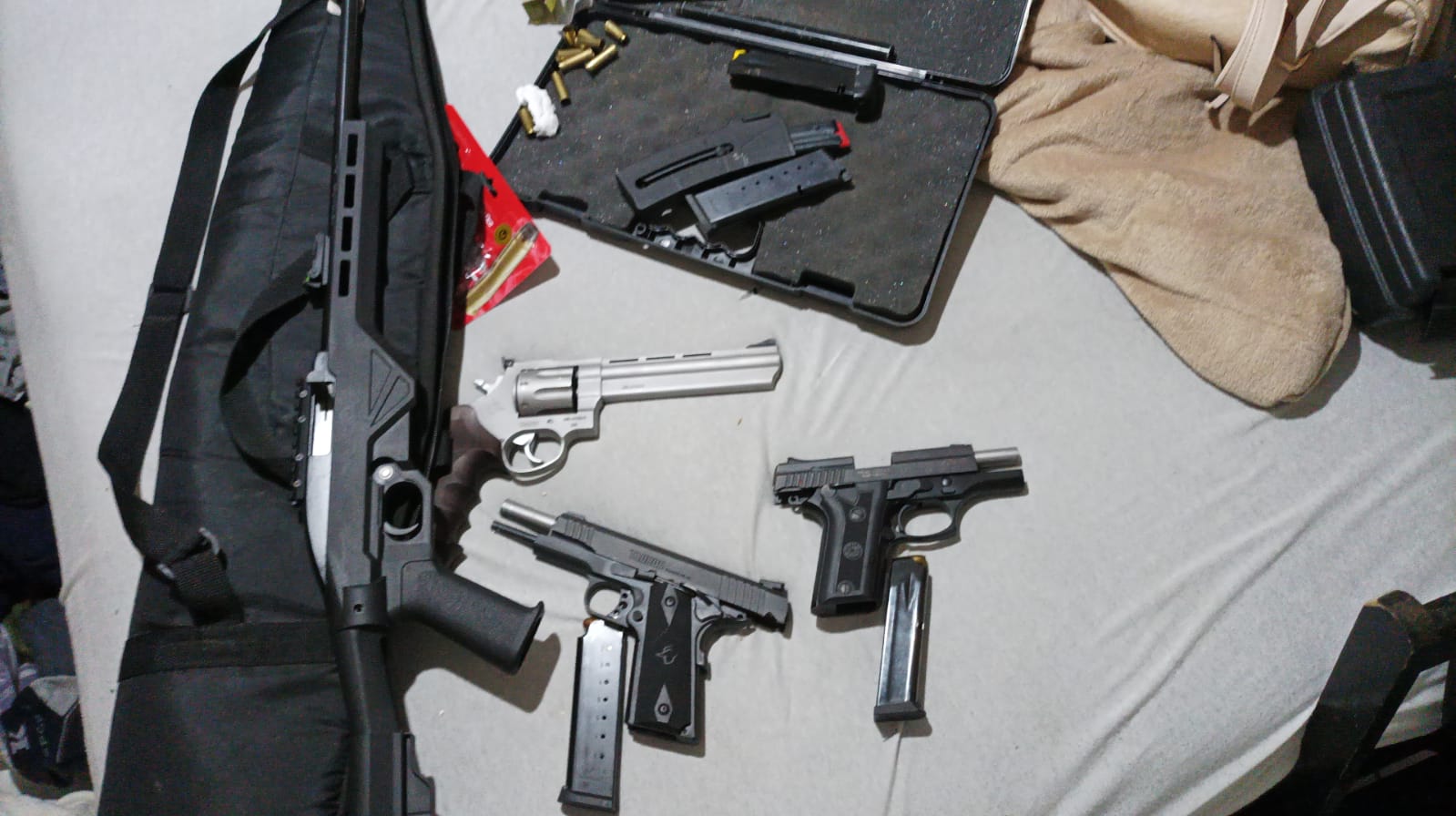 PCPR prende suspeito de homicídio e apreende cinco armas em Curitiba