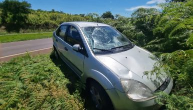 Imagem referente a Fiesta capota e motorista fica ferida na BR-163, em Cascavel