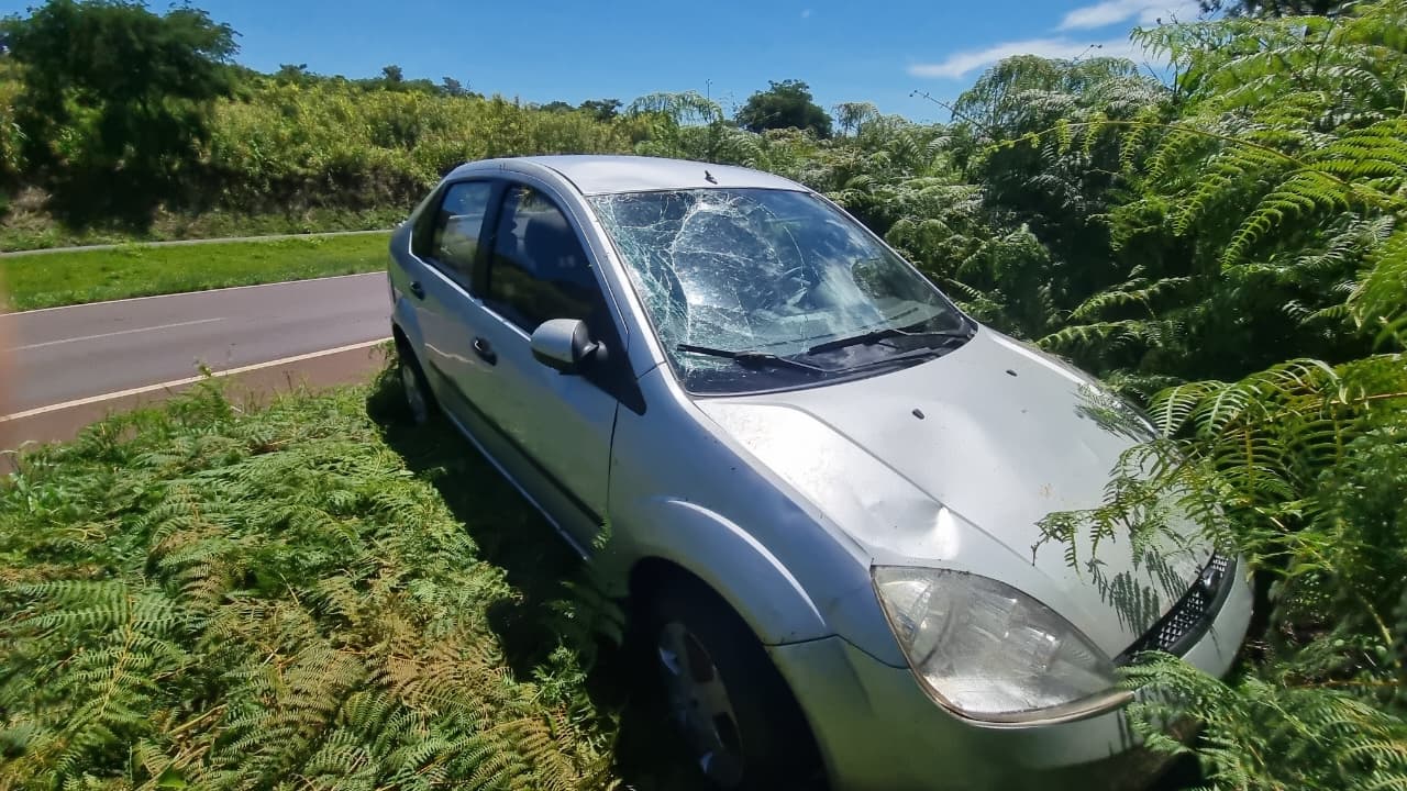 Fiesta capota e motorista fica ferida na BR-163, em Cascavel
