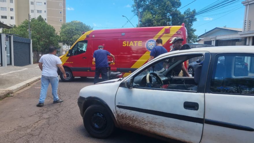 Motociclista fica ferido após colisão com carro na Rua Presidente Bernardes
