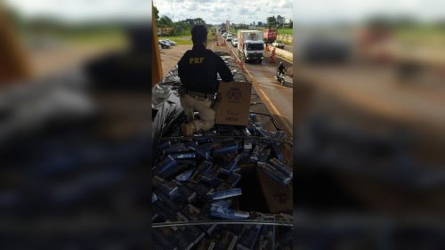 PRF apreende carreta de cigarros na BR-277, em Cascavel Imagem referente a PRF apreende carreta de cigarros na BR-277, em Cascavel